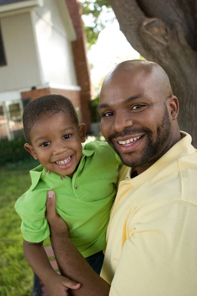 Afrikalı-Amerikalı babası ve onun küçük oğlu. — Stok fotoğraf