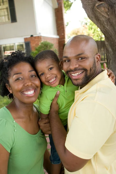 Gelukkige Afro-Amerikaanse familie met hun baby. — Stockfoto