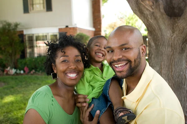 Gelukkige Afro-Amerikaanse familie met hun baby. — Stockfoto