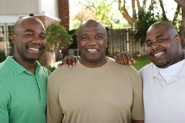 Afrikaanse Amerikaanse vader en zijn volwassen zonen. — Stockfoto