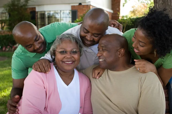 Volwassen Afrikaanse Amerikaanse echtpaar en hun volwassen kinderen. — Stockfoto