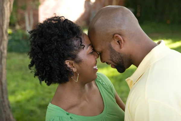 Jonge African American paar lachen en knuffelen. — Stockfoto