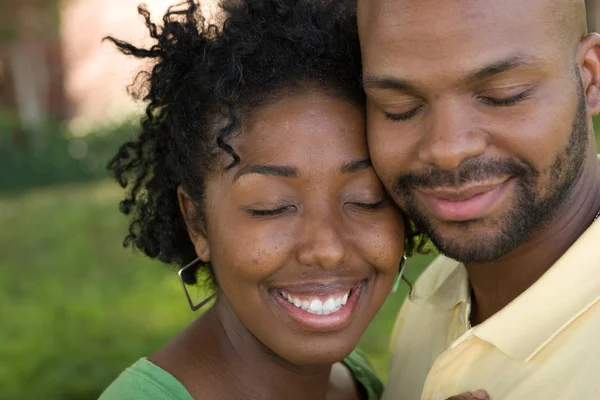 Νέοι αφρικανική αμερικανική ζευγάρι γελάει και να αγκαλιάζονται. — Φωτογραφία Αρχείου