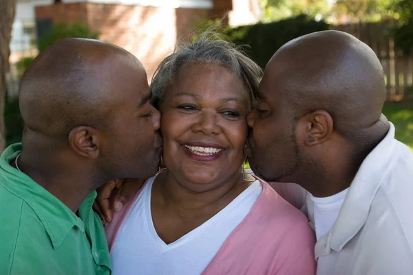 Mère afro-américaine et ses fils adultes . — Photo