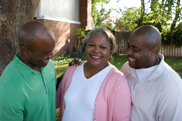 Mère afro-américaine et ses fils adultes . — Photo