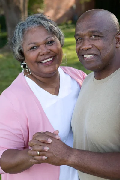 Pasangan Afrika Amerika yang sempurna tertawa dan berpelukan . — Stok Foto