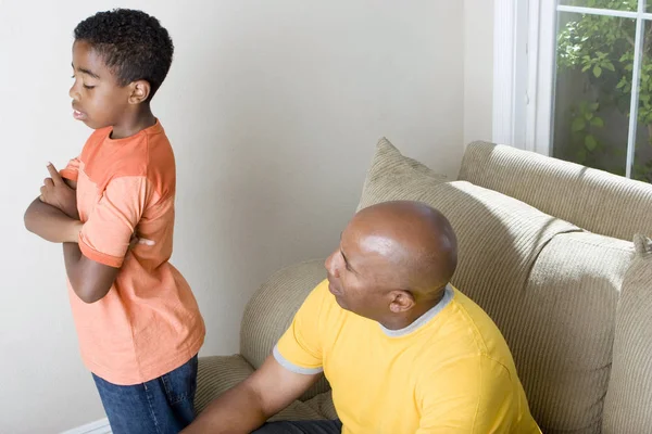Père afro-américain ayant de la difficulté à élever son fils . — Photo