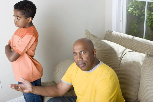 Padre afroamericano que tiene dificultades para criar a su hijo . —  Fotos de Stock
