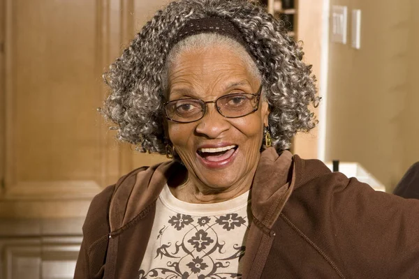 家庭で高齢者のアフリカ系アメリカ人女性の肖像画. — ストック写真