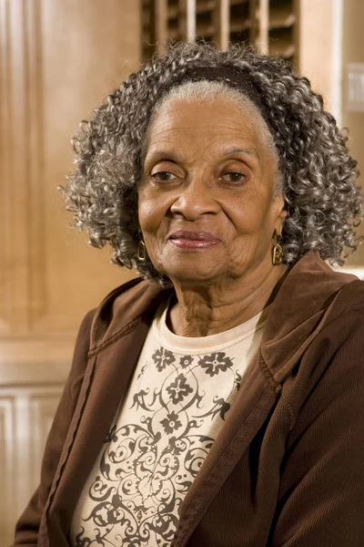 Porträt einer älteren afrikanisch-amerikanischen Frau zu Hause. — Stockfoto