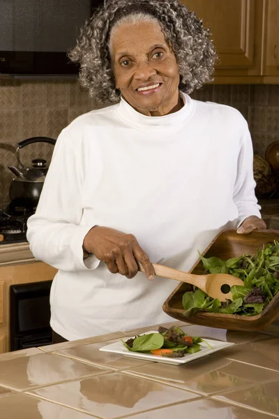 Retrato de uma mulher idosa afro-americana em casa . — Fotografia de Stock