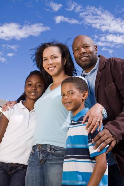 Mutlu bir Afro-Amerikan aile portresi.