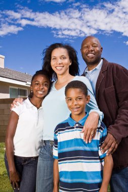 Mutlu bir Afro-Amerikan aile portresi.
