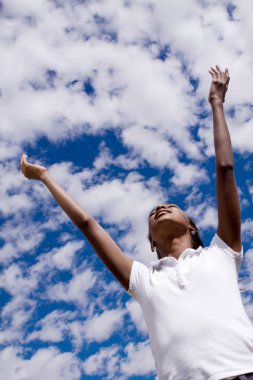 Mutlu Afro-Amerikan kız Kollarını açarak.