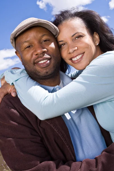 Feliz casal afro-americano rindo e sorrindo . — Fotografia de Stock