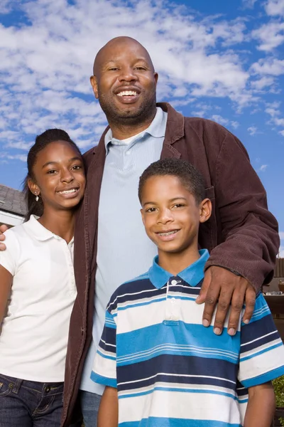 Porträtt av en lycklig African American familj. — Stockfoto