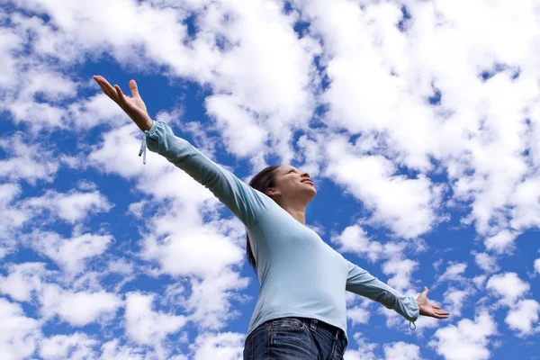 Happy woman standing outside with open arms. — Stock Photo, Image