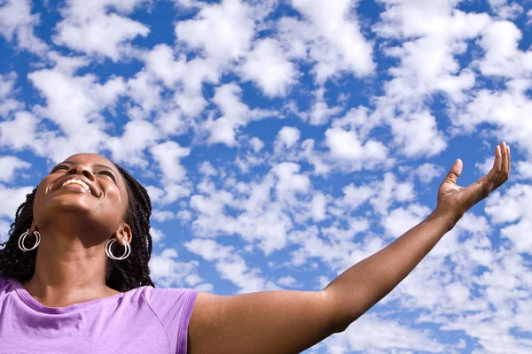 Mujer afroamericana feliz con los brazos abiertos . — Foto de Stock