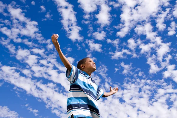 Glad African American boy med öppna armar. — Stockfoto