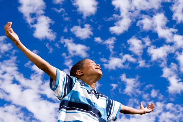 Glad African American boy med öppna armar. — Stockfoto