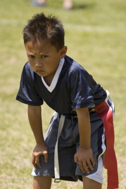 Bayrak futbol açık bir sahada oynayan küçük çocuk çocuk.