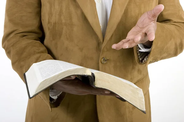 K nepoznání afroamerické muže čtení Bible. — Stock fotografie