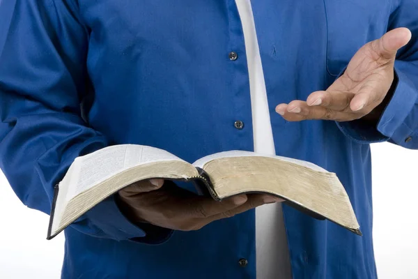 인식할 수 없는 아프리카계 미국인 남자는 성경 읽기. — 스톡 사진