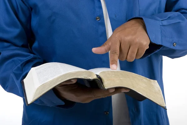 Hombre afroamericano irreconocible leyendo la Biblia . — Foto de Stock