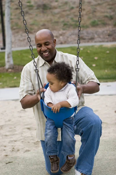 Афроамериканців батько і син, проводячи час разом. — стокове фото