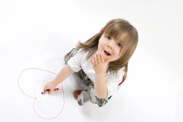 Маленька дівчинка малює ізольовано на білому тлі . — стокове фото
