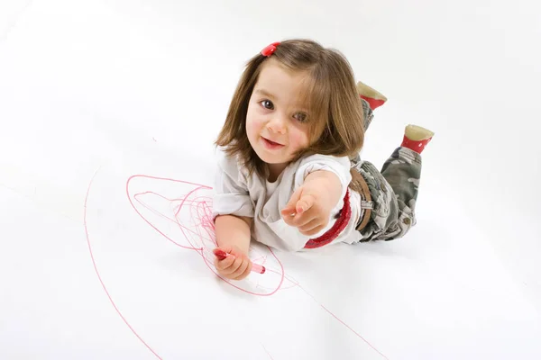 Маленька дівчинка малює ізольовано на білому тлі . — стокове фото