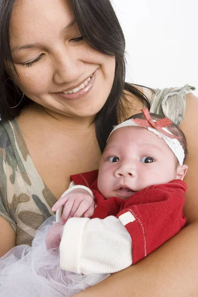 Madre y bebé recién nacido aislados en blanco — Foto de Stock