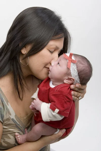Mãe e bebê recém-nascido isolado em branco — Fotografia de Stock