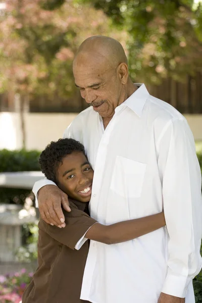 Счастливый афроамериканский дедушка и внук смеются . — стоковое фото
