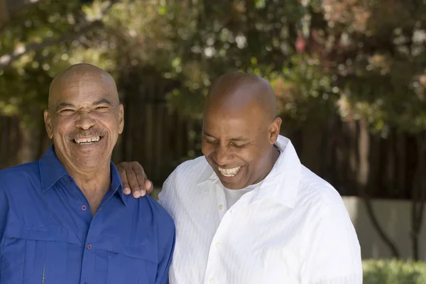 African American far och hans vuxen son. — Stockfoto