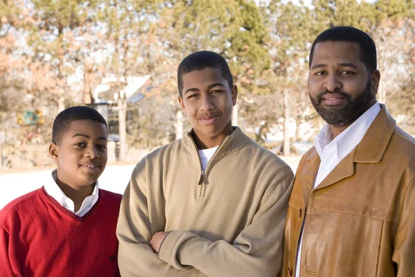 Padre afroamericano y sus hijos adolescentes . —  Fotos de Stock