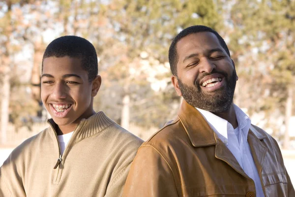 Africká americká otce a jeho dospívající syn. — Stock fotografie