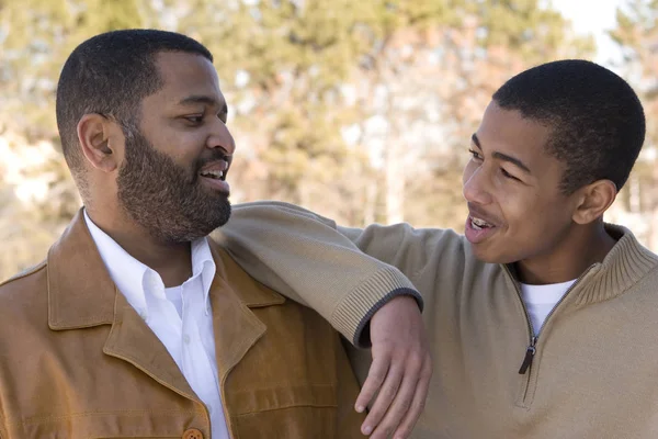 Padre afroamericano y su hijo adolescente . — Foto de Stock