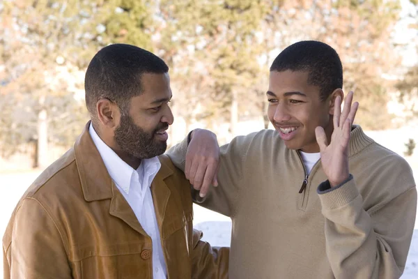 Afrikalı-Amerikalı babası ve onun genç oğlu.
