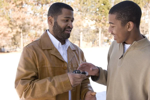 Afrikalı-Amerikalı babası ve onun genç oğlu.