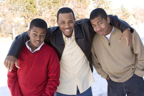 Портрет афроамериканских братьев-подростков, улыбающихся . — стоковое фото