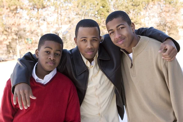 Retrato de irmãos adolescentes afro-americanos sorrindo . — Fotografia de Stock