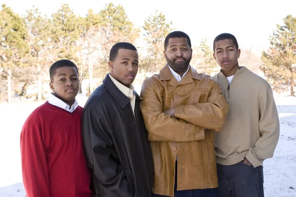 Africká americká otce a jeho dospívající synové. — Stock fotografie