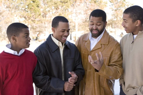 Afrikanisch-amerikanischer Vater und seine Söhne im Teenageralter. — Stockfoto