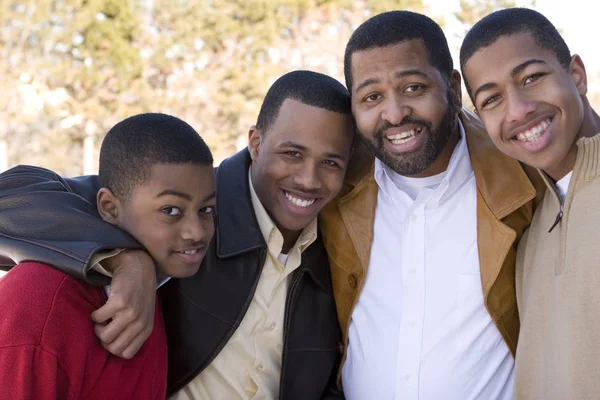 Père afro-américain et ses fils adolescents . — Photo