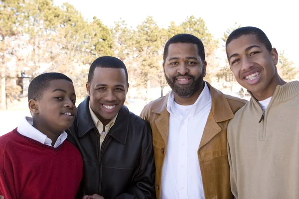 Afrikanisch-amerikanischer Vater und seine Söhne im Teenageralter. — Stockfoto