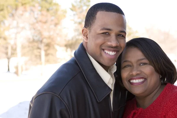 Madre afroamericana e suo figlio adulto . — Foto Stock