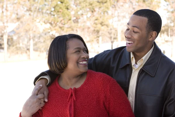アフリカ系アメリカ人の母と彼女の大人の息子. — ストック写真