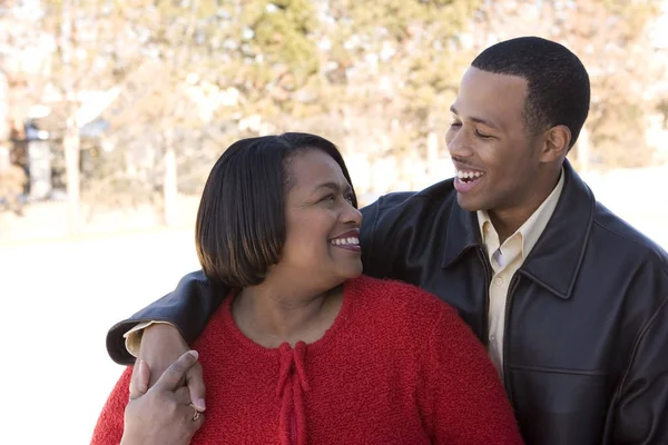 アフリカ系アメリカ人の母と彼女の大人の息子. — ストック写真