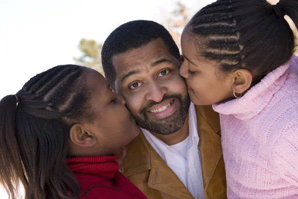 Afrikanisch-amerikanischer Vater und seine kleinen Töchter. — Stockfoto